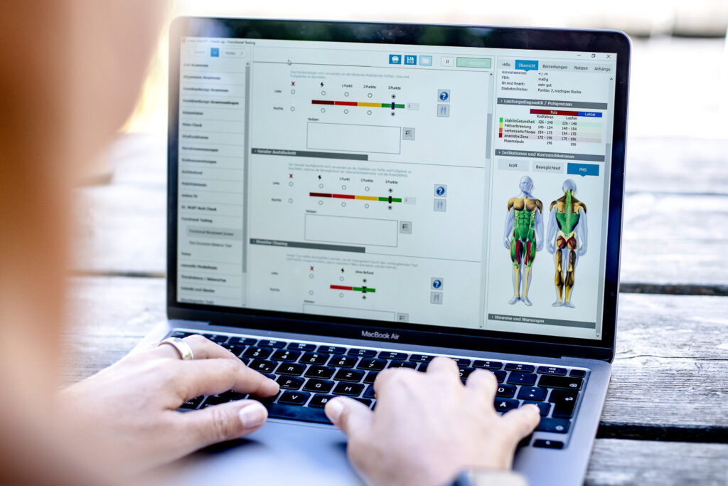 Stephanie Niewöhner führt Bewegungsanalyse am Laptop durch – Muskelfunktionstest & Trainingsauswertung in Haan