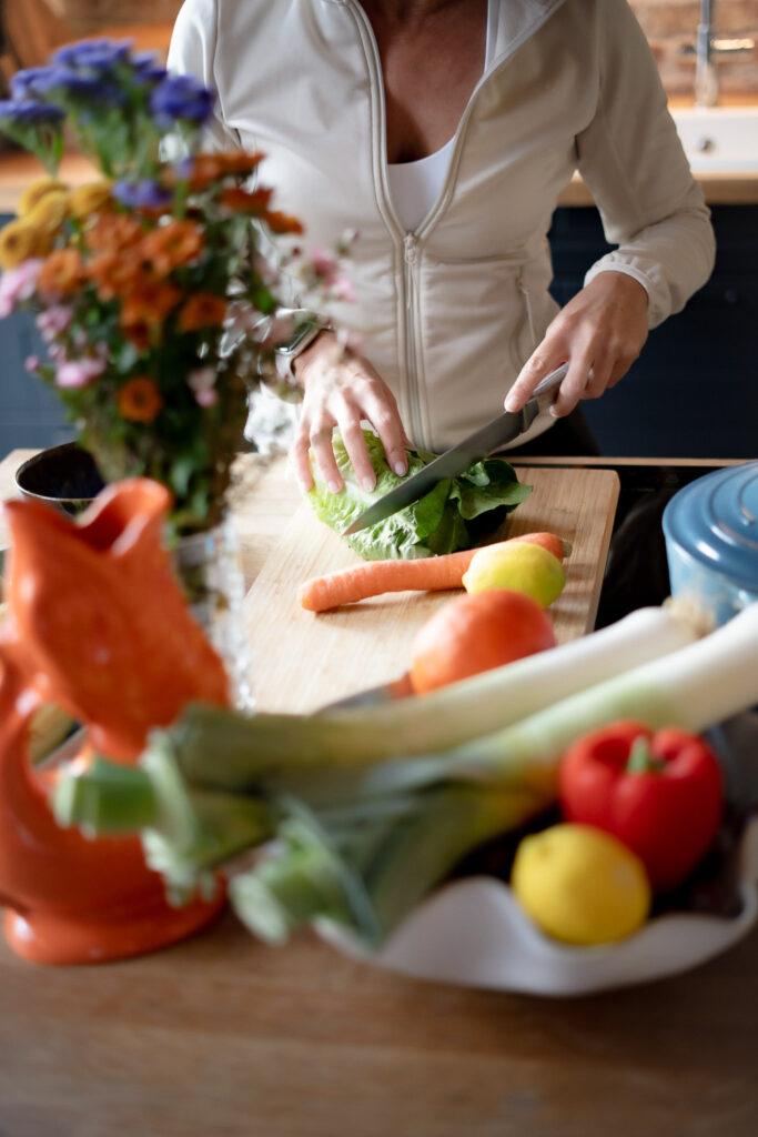 Stephanie Niewöhner bereitet frisches Gemüse vor – Ernährungsberatung, gesunde Ernährung & Lifestyle-Coaching in Haan