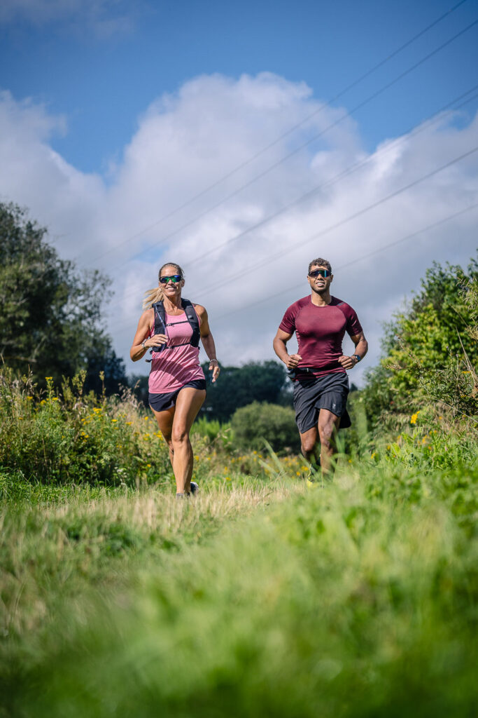 Stephanie Niewöhner beim Trailrunning im Wald – Personal Training aus Haan für Ausdauer, Gesundheit & Fitness