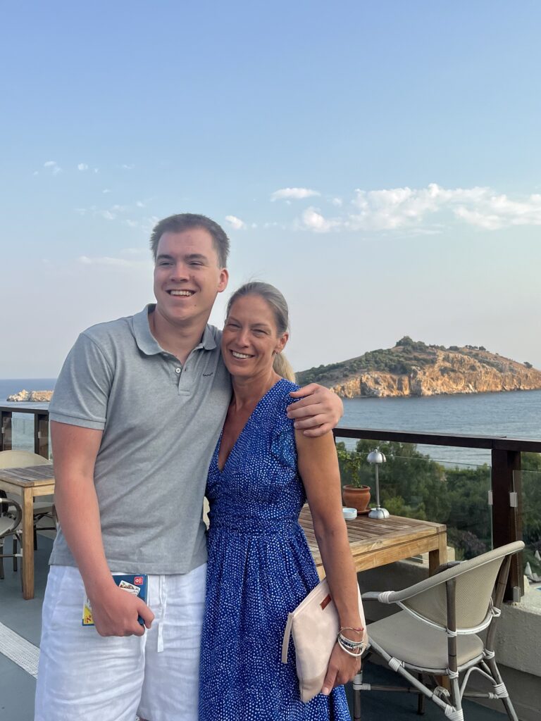 Laufschuhe und Wasserflasche – Vorbereitung für das Training mit Stephanie Niewöhner